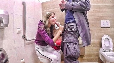Россиянка Валя отрабатывает 300 евро еблей с минетом в туалете